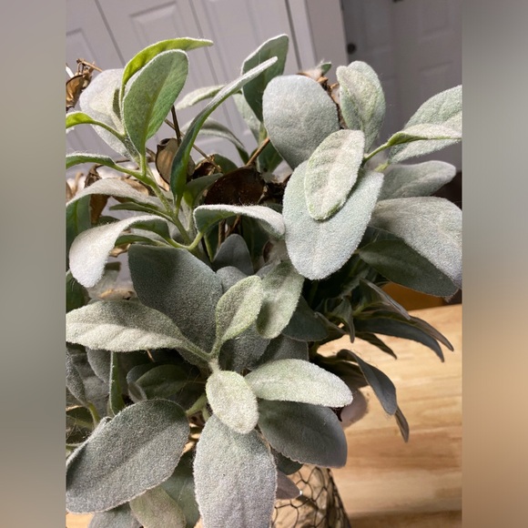 Chicken wire vase with greenery - Picture 12 of 12